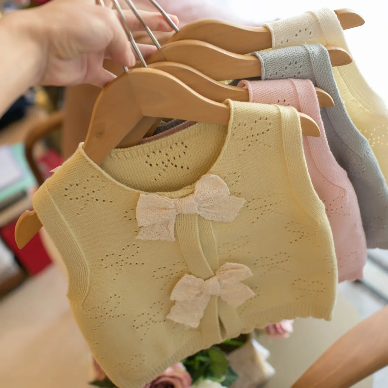 New Princess Trend Front Butterfly-knot Thin Knit Vest Sweater Super Nice Round Neck Sleeveless Girl Waistcoat Chic Tops IY06161